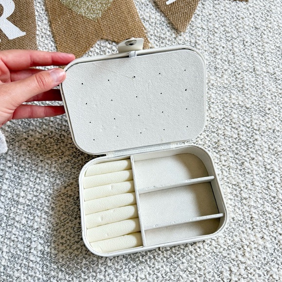 Wedding essentials - Picture 4 of 5